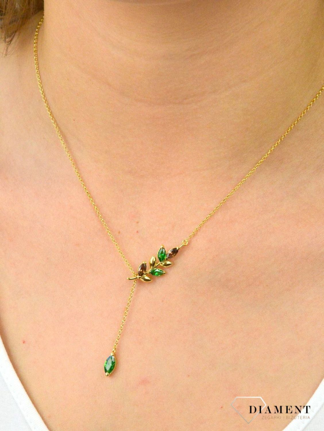 Naszyjnik srebrny pozłacany gałązka Revival DZN280 REV Z. Naszyjnik srebrny pozłacany. Naszyjnik pozłacany kółko z kolorowymi cyrkoniami. Naszyjnik idealny pomysł na prezent dla.jpg